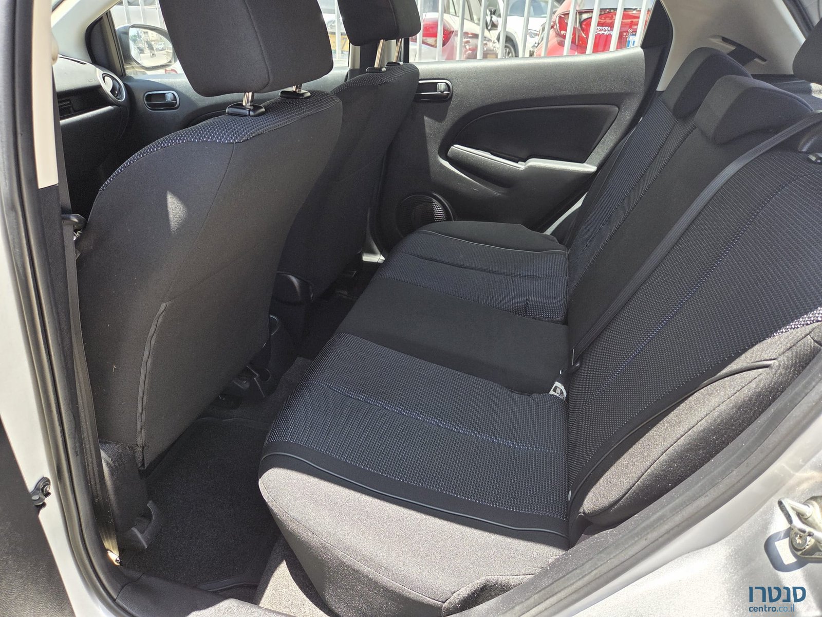 2011' Mazda 2 photo #4