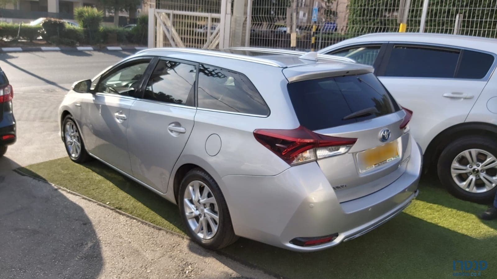 2014' Toyota Auris photo #2