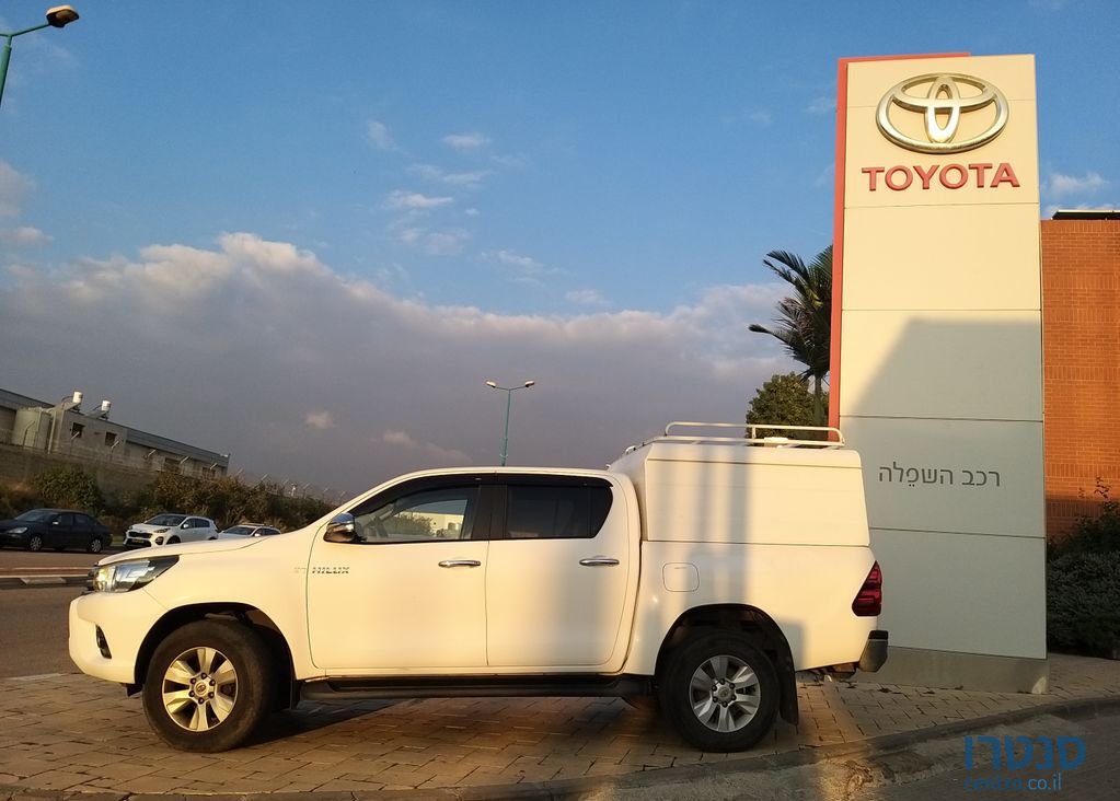 2017' Toyota Hilux טויוטה היילקס photo #3