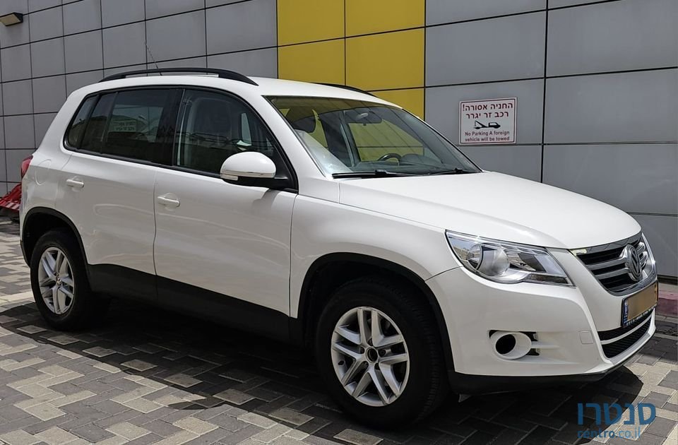 2011' Volkswagen Tiguan photo #2