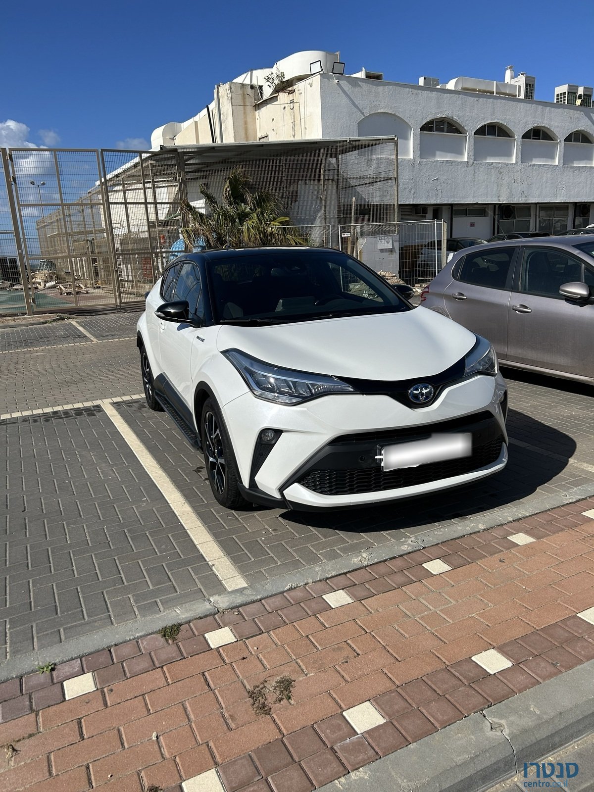 2021' Toyota C-HR Hybrid photo #2