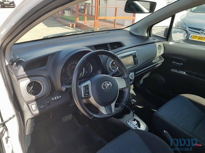2014' Toyota Yaris photo #3