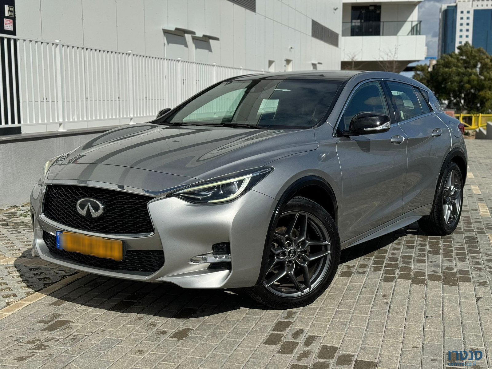 2018' Infiniti Q30 S photo #2