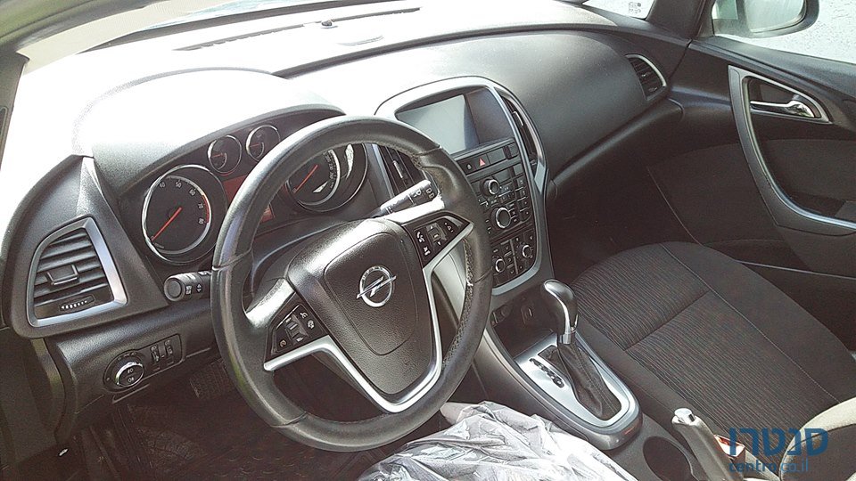 2013' Opel Astra Berlina photo #3