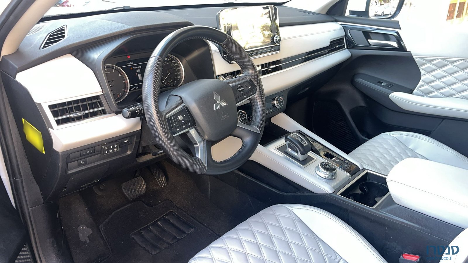 2023' Mitsubishi Outlander photo #4