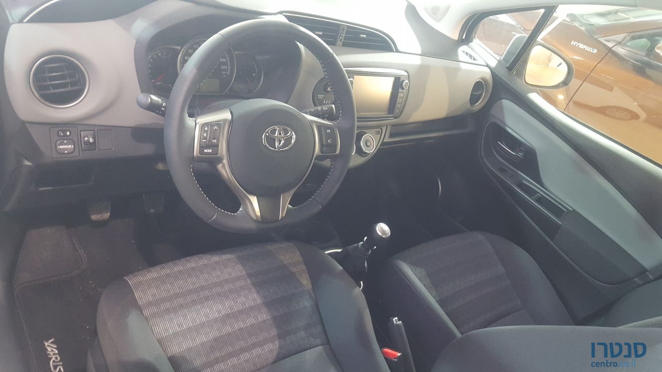2018' Toyota Yaris photo #3