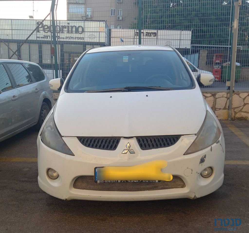 2010' Mitsubishi Grandis מיצובישי גרנדיס photo #1