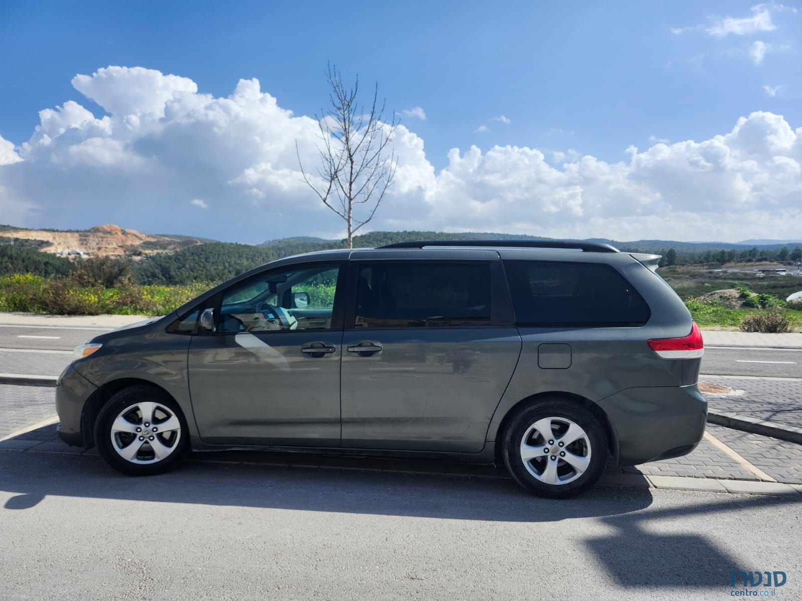 2013' Toyota Sienna טויוטה סיינה photo #1