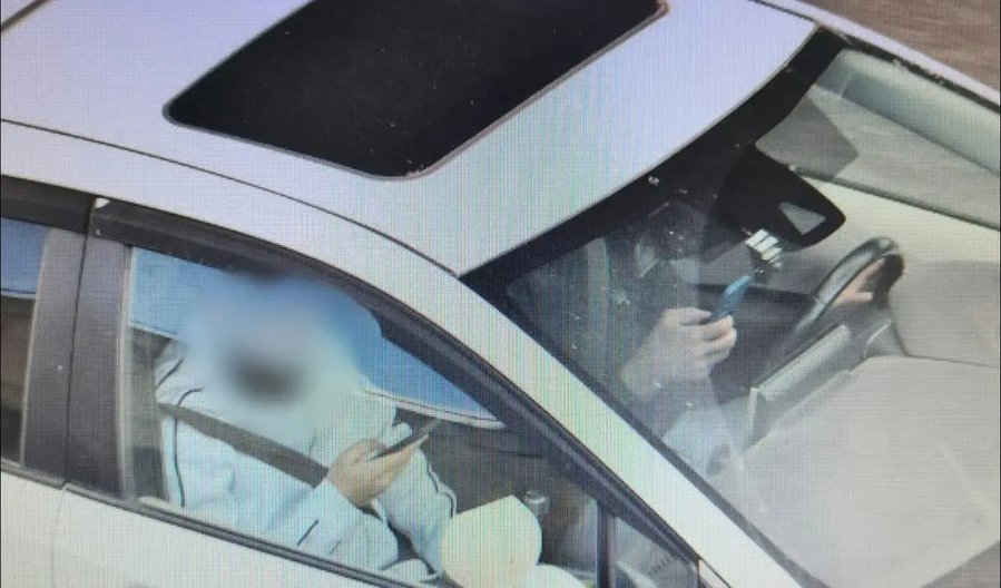 מורה לנהיגה ותלמיד צולמו שניהם בכביש שקועים בטלפון הנייד