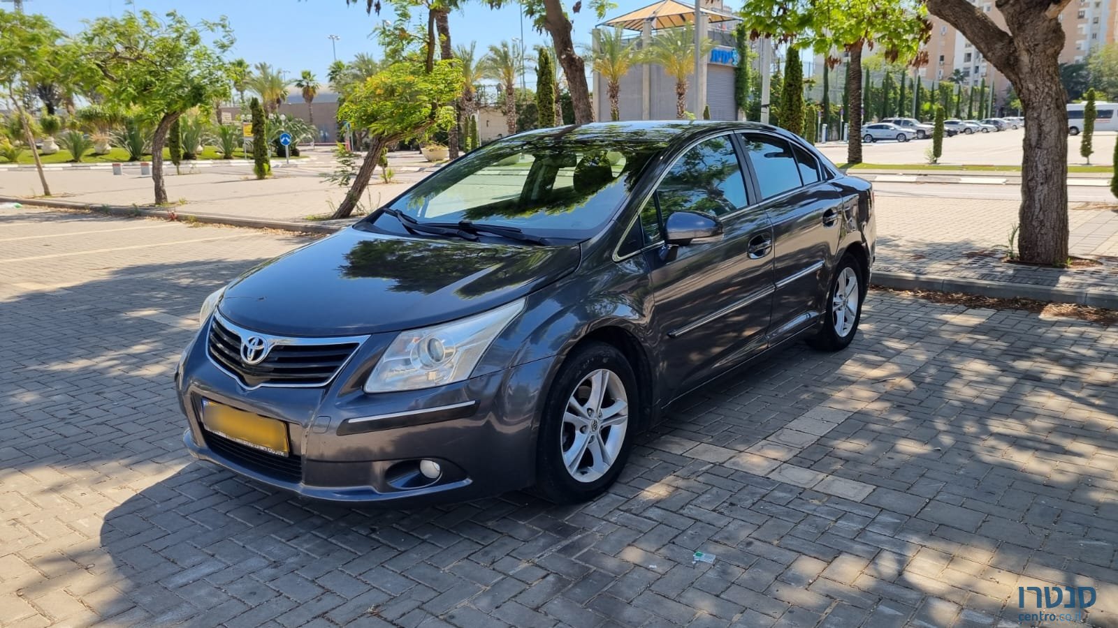 2012' Toyota Avensis photo #1