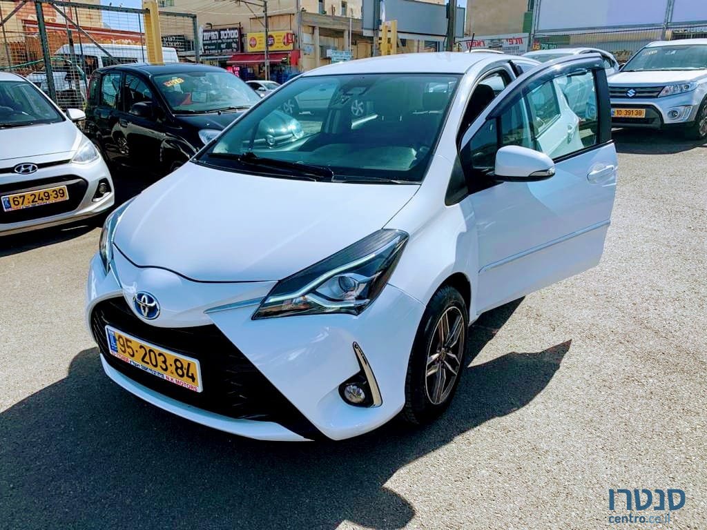 2017' Toyota Yaris photo #2