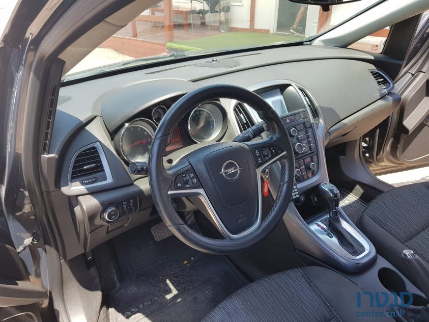 2013' Opel Astra photo #3