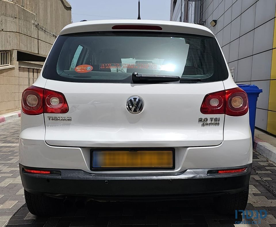 2011' Volkswagen Tiguan photo #4