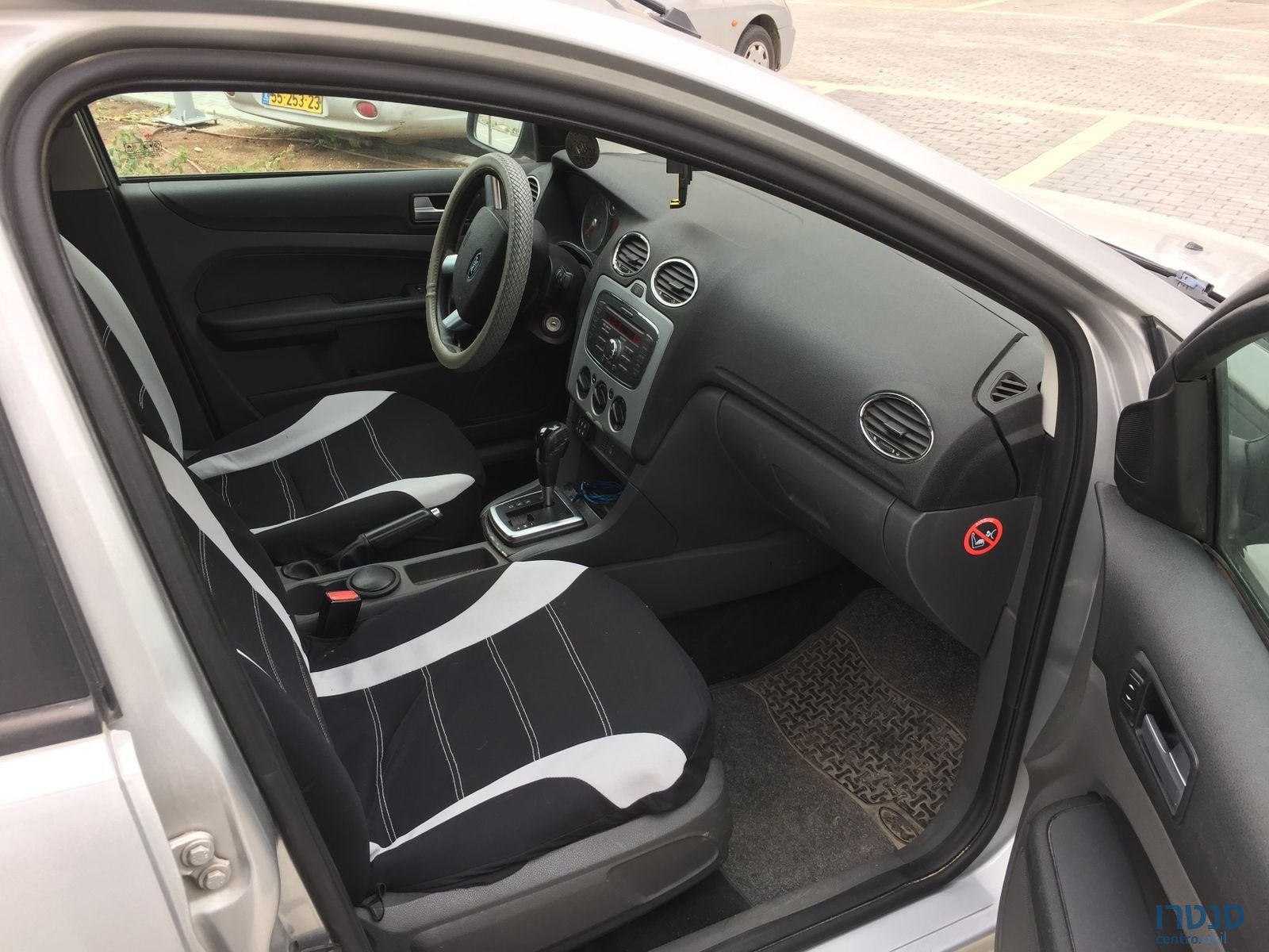 2008' Ford Focus photo #2