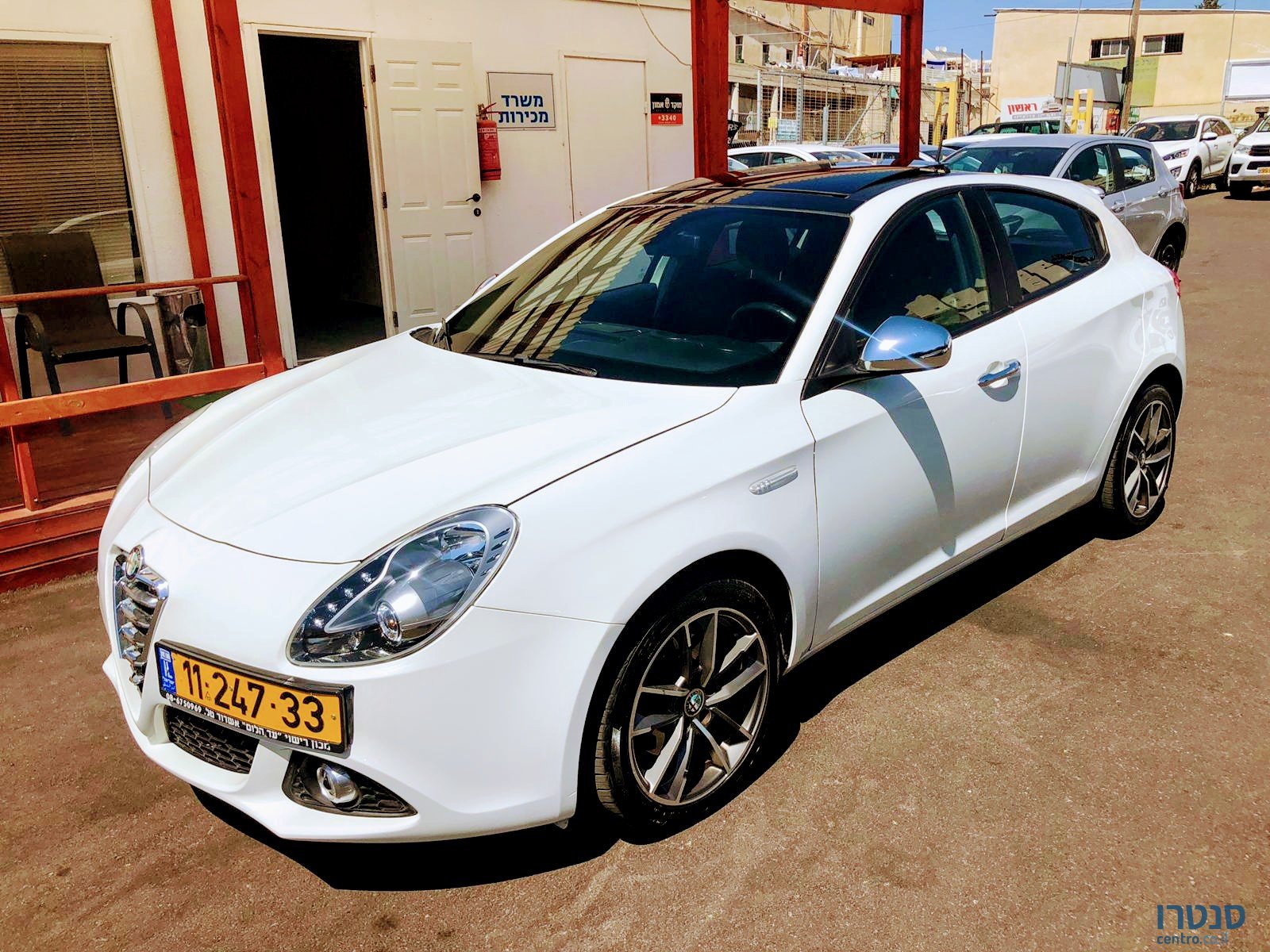 2015' Alfa Romeo Giulietta photo #2