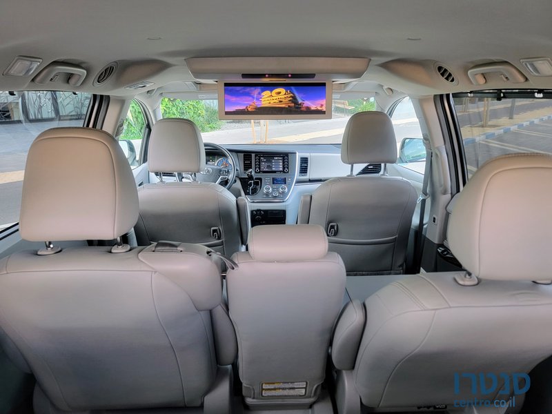 2019' Toyota Sienna XLE Premium photo #4