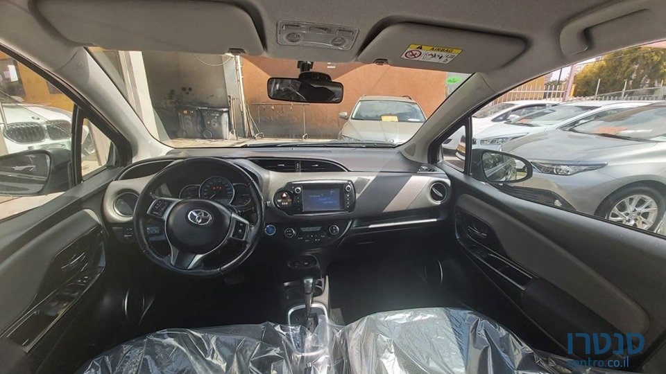2016' Toyota Yaris photo #3