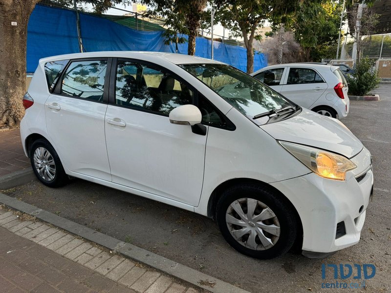 2012' Toyota Corolla Verso photo #5