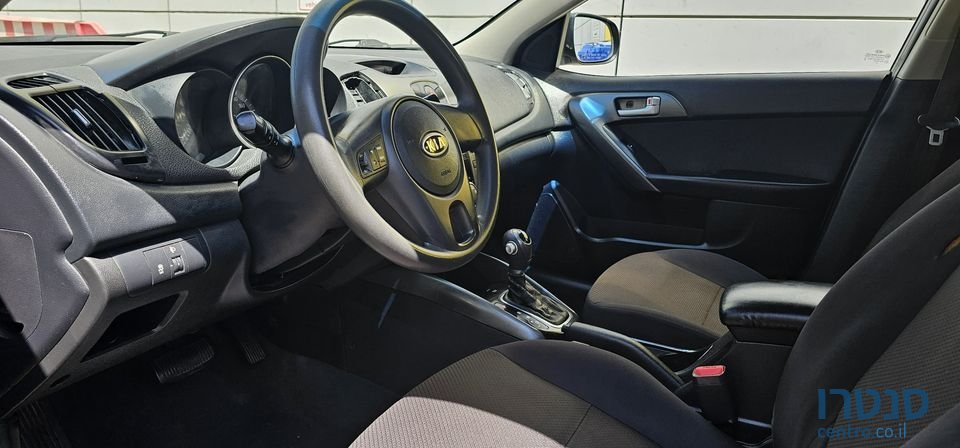 2011' Kia Forte photo #5