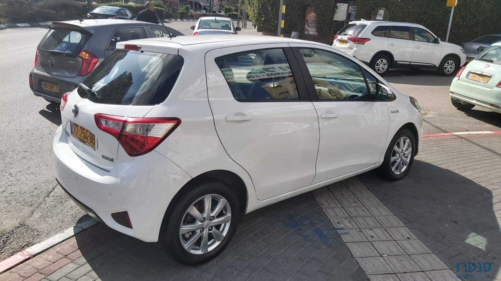 2017' Toyota Yaris photo #3