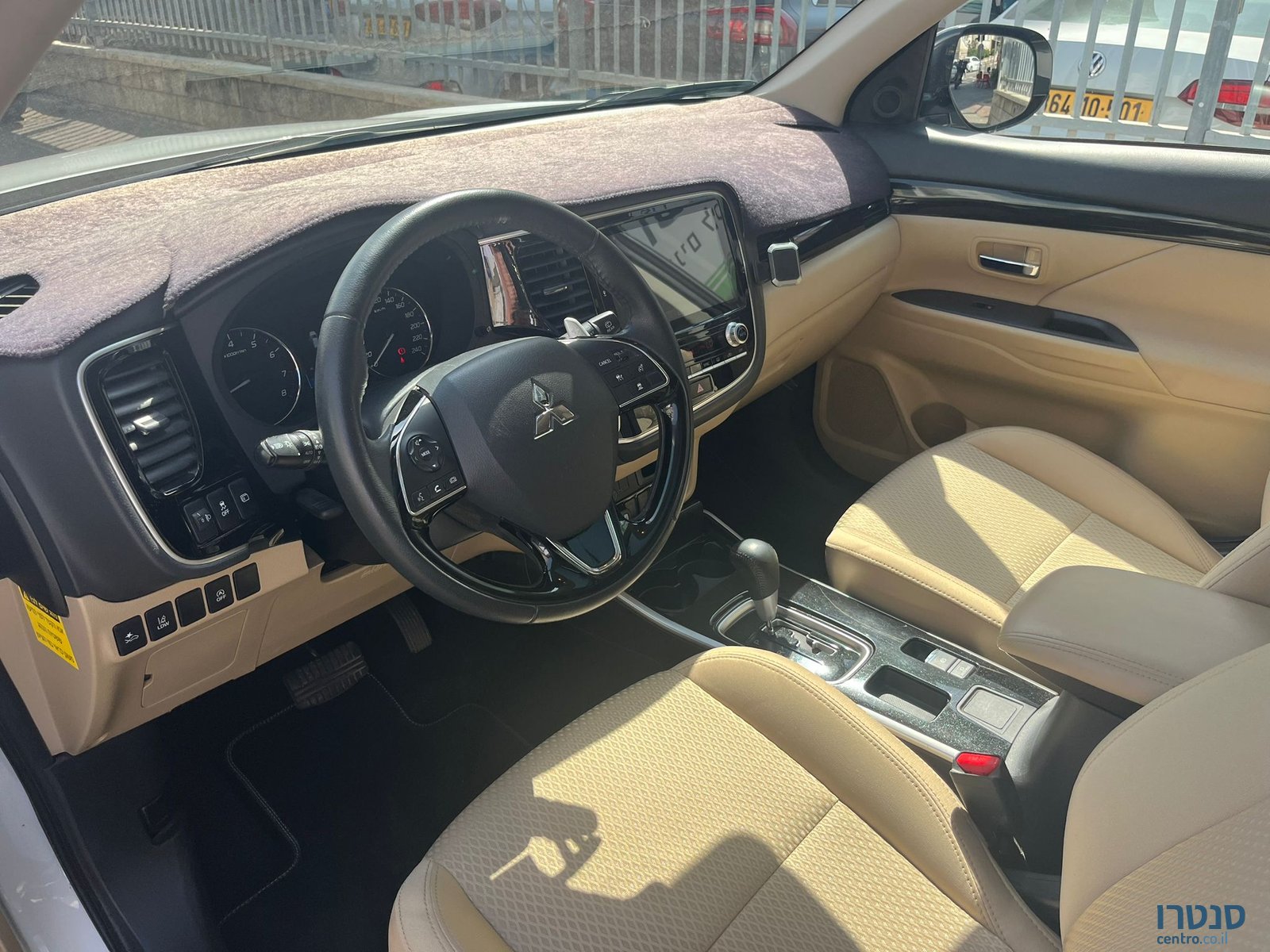 2020' Mitsubishi Outlander photo #2