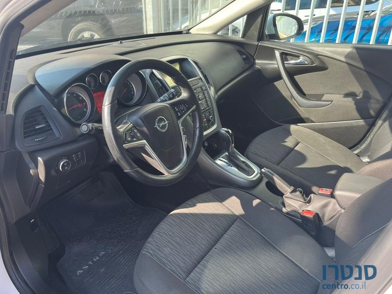 2016' Opel Astra photo #2