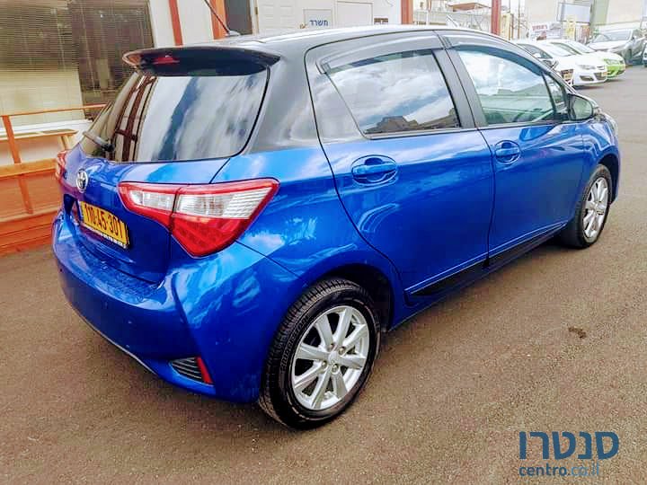 2017' Toyota Yaris photo #2