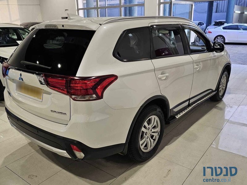 2018' Mitsubishi Outlander photo #3