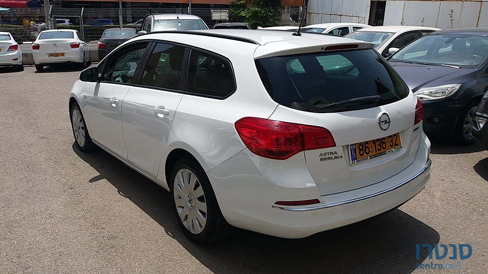 2014' Opel Astra photo #2