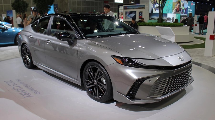 Toyota Camry Hybrid девятого поколения в Израиле