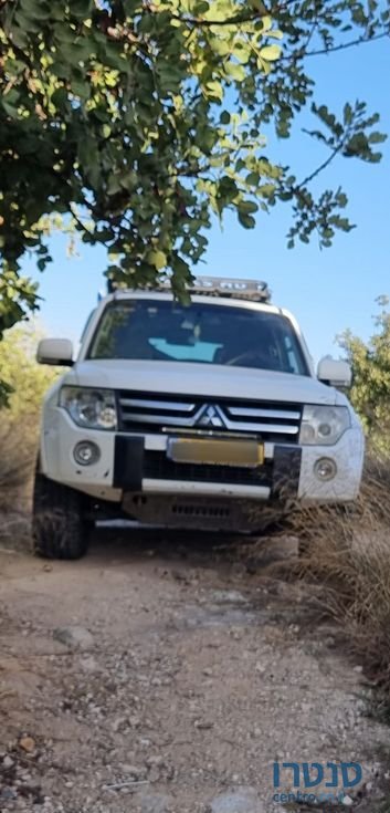 2011' Mitsubishi Pajero מיצובישי פג'רו photo #2