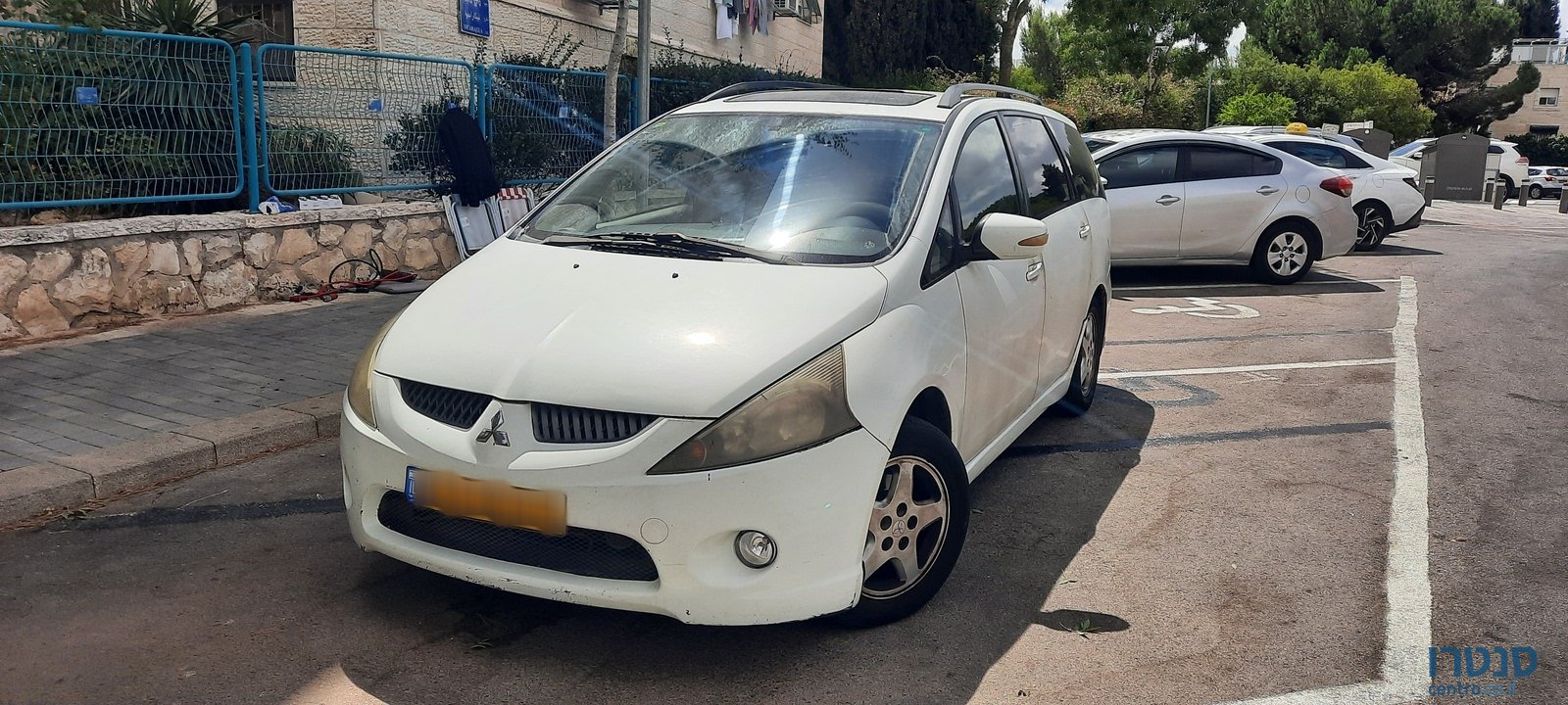 2005' Mitsubishi Grandis photo #4