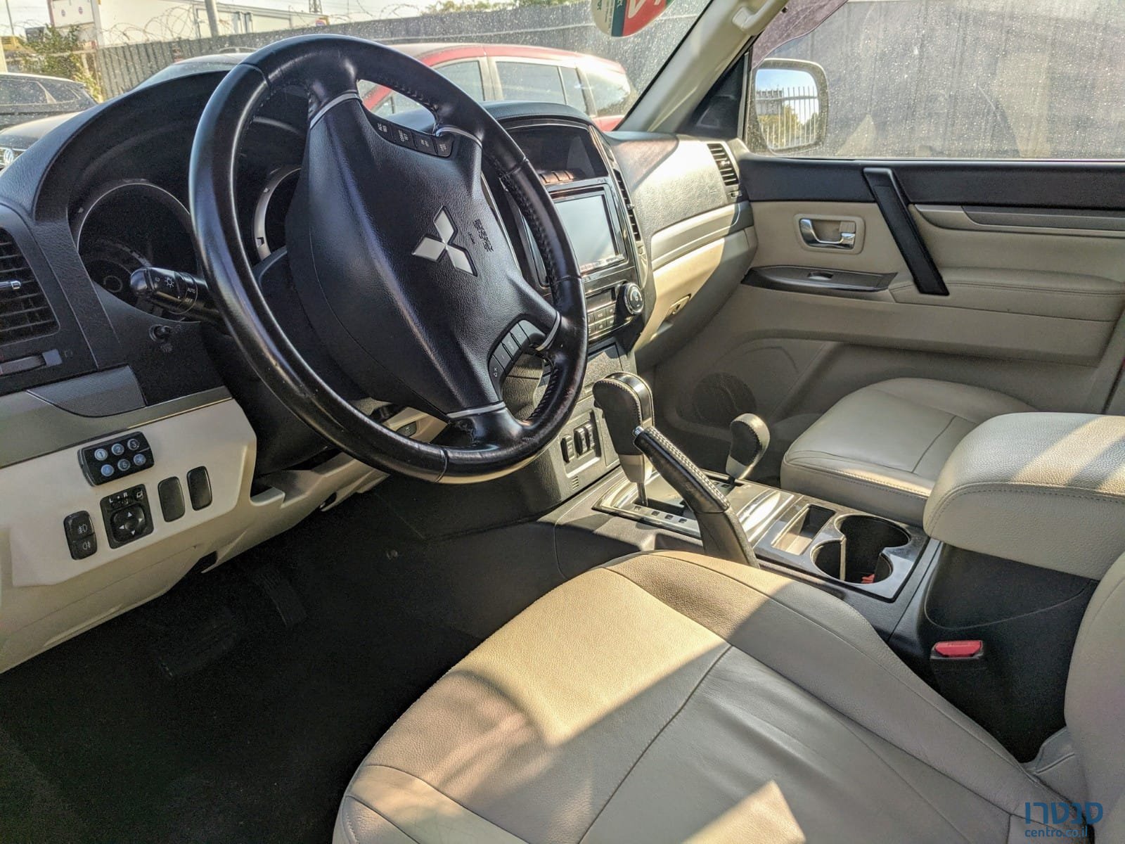 2015' Mitsubishi Pajero photo #3