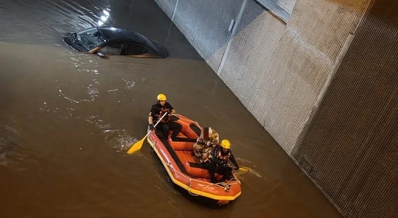 В Хайфе автомобиль затонул в подземном переходе — фото и видео
