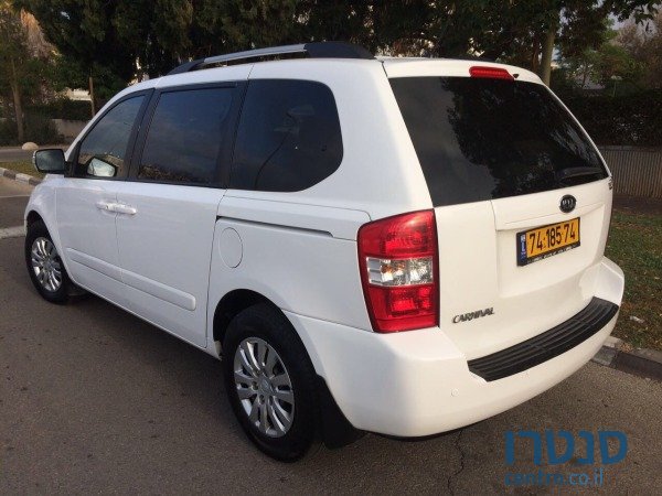 2011' Kia Carnival photo #2