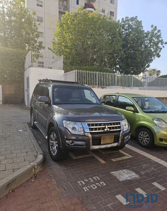 2015' Mitsubishi Pajero מיצובישי פג'רו photo #2