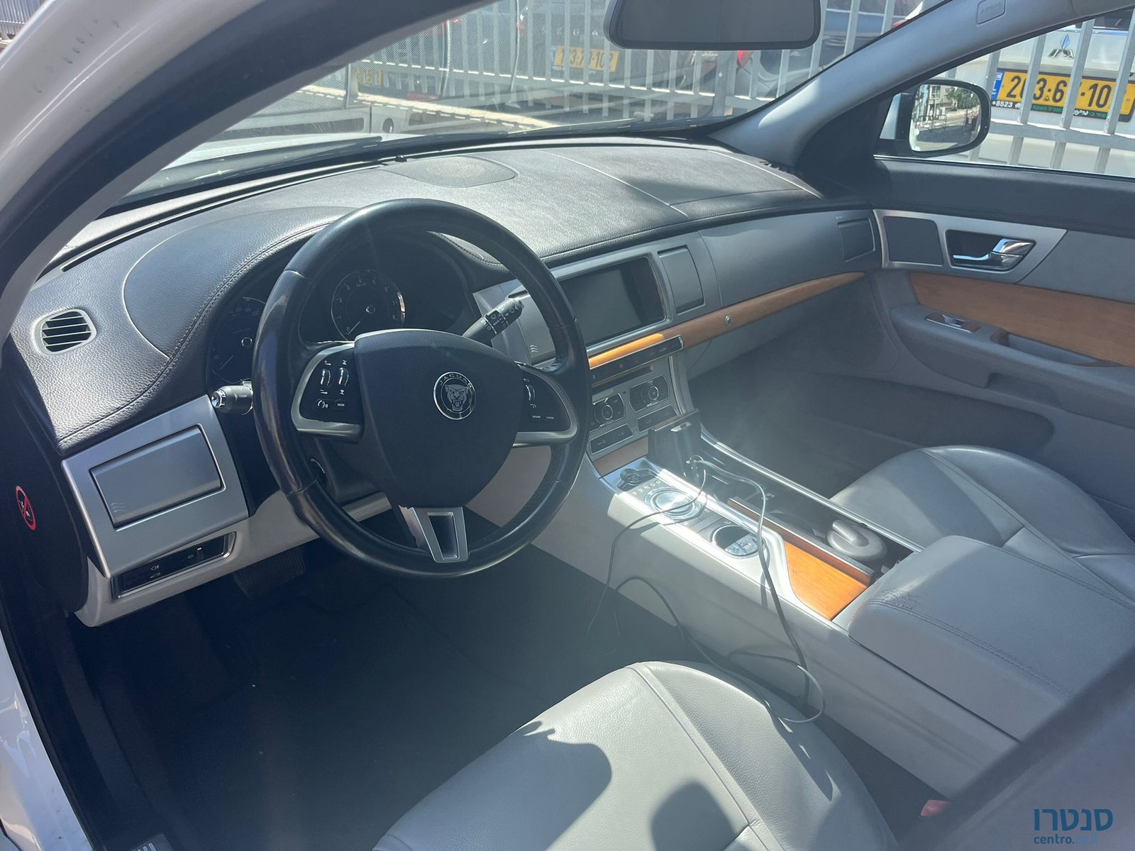 2015' Jaguar XF photo #4