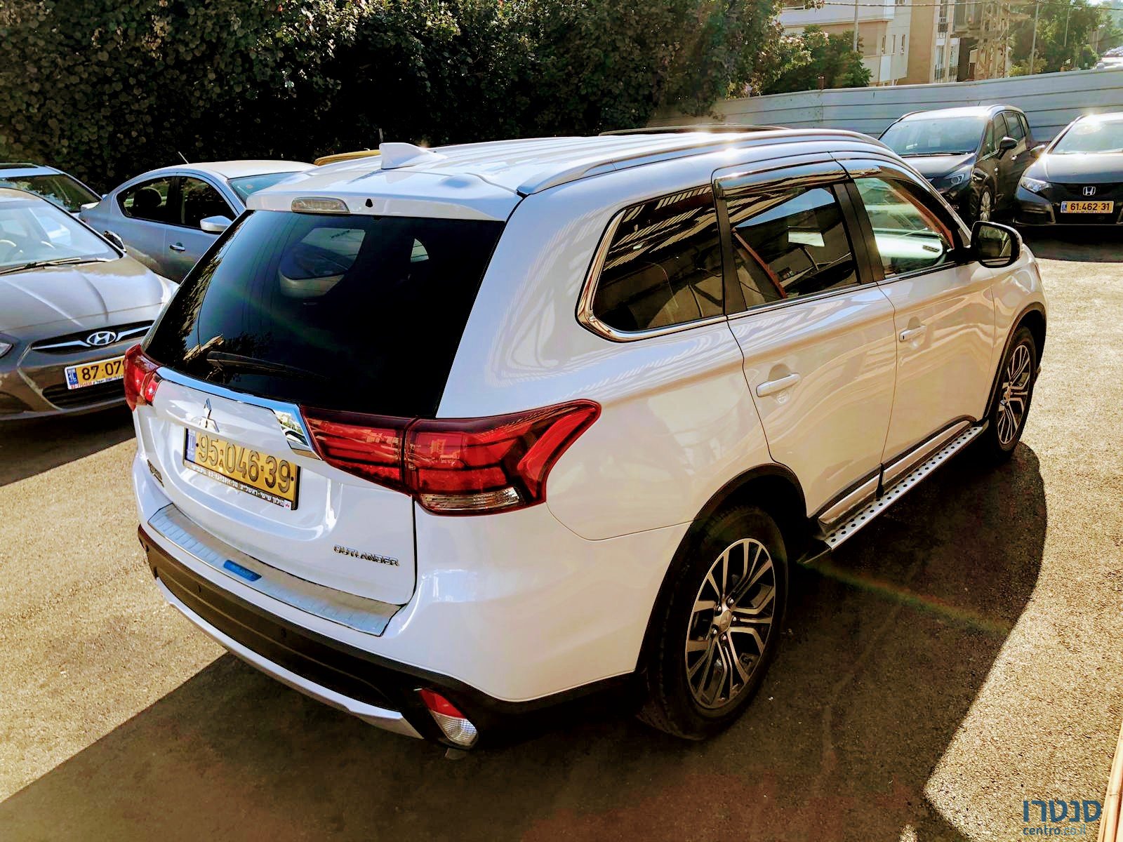 2017' Mitsubishi Outlander photo #2