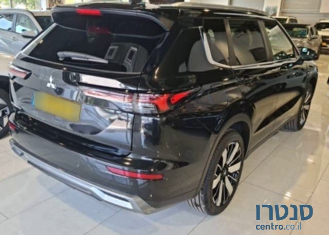 2025' Mitsubishi Outlander photo #3