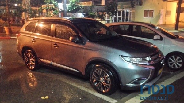 2015' Mitsubishi Outlander photo #2