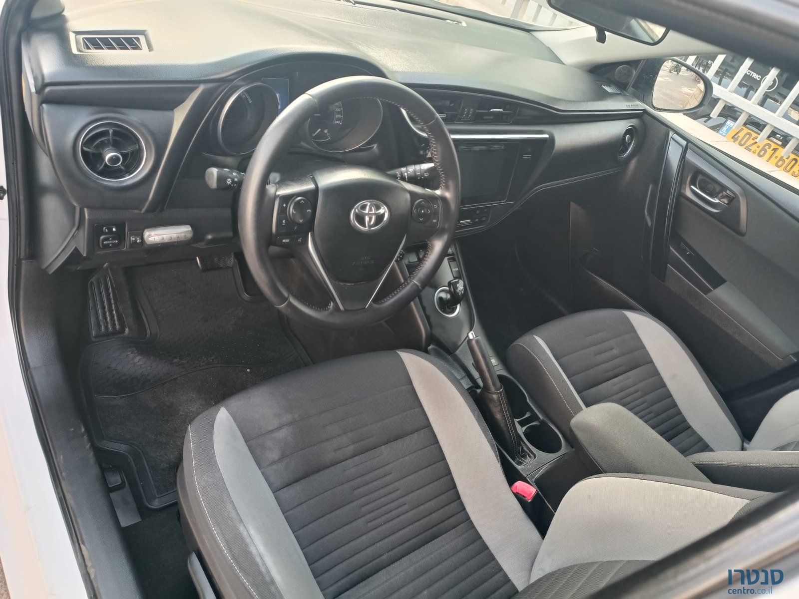 2016' Toyota Auris HIBRID photo #5