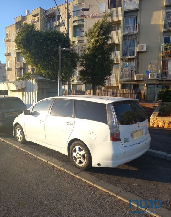 2010' Mitsubishi Grandis מיצובישי גרנדיס photo #4