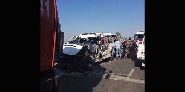 В Самарии произошло столкновение минибуса и грузовика: не менее пяти погибших