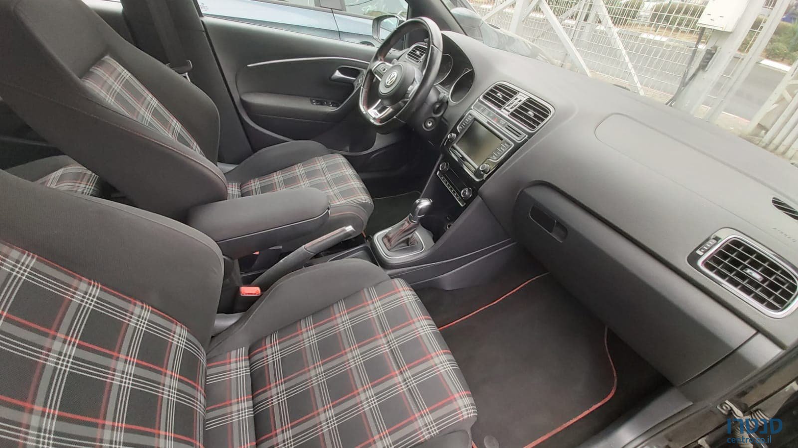 2015' Volkswagen Polo photo #3