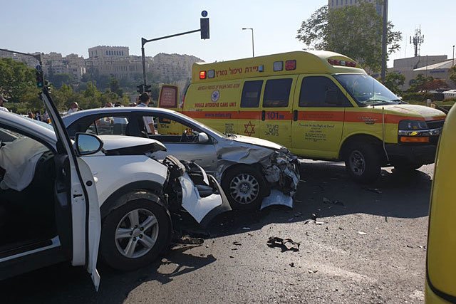 В ДТП на бульваре Голды Меир в Иерусалиме пострадали два человека