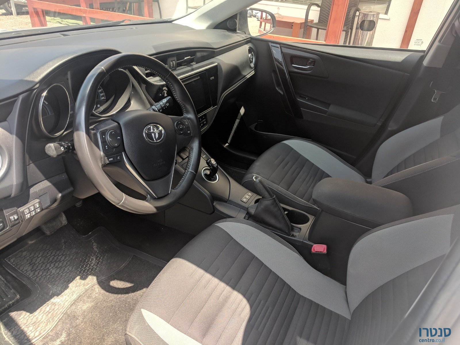 2015' Toyota Auris photo #3