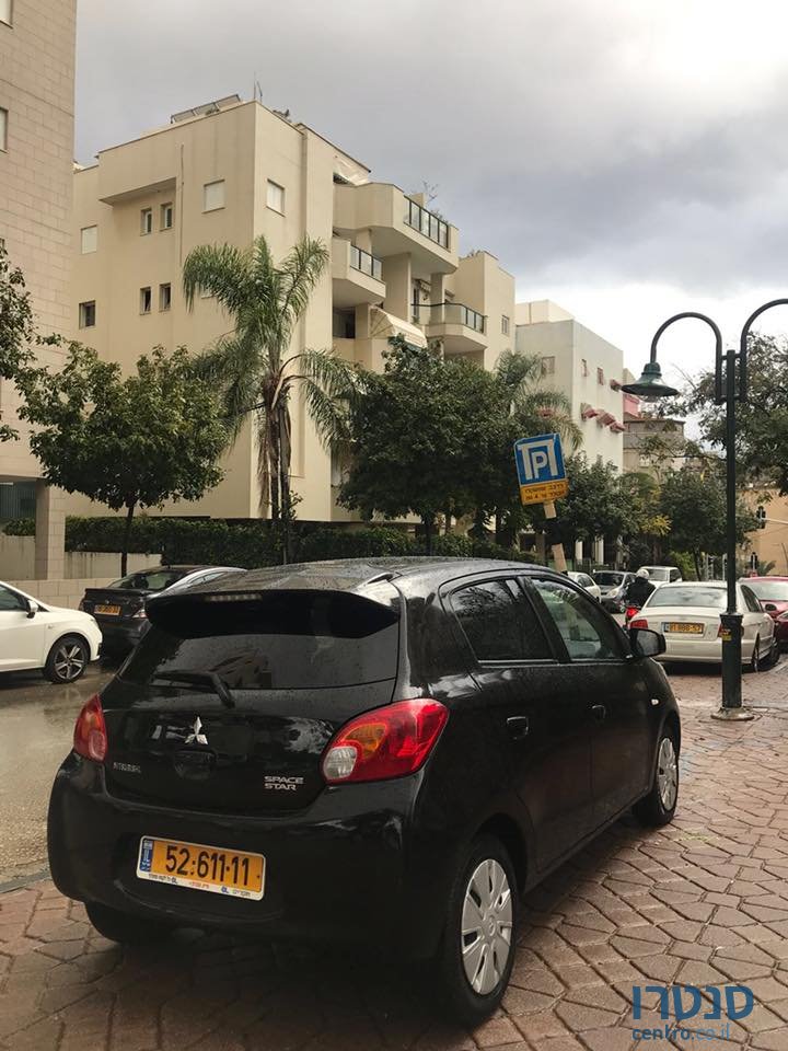 2013' Mitsubishi Space Star photo #3