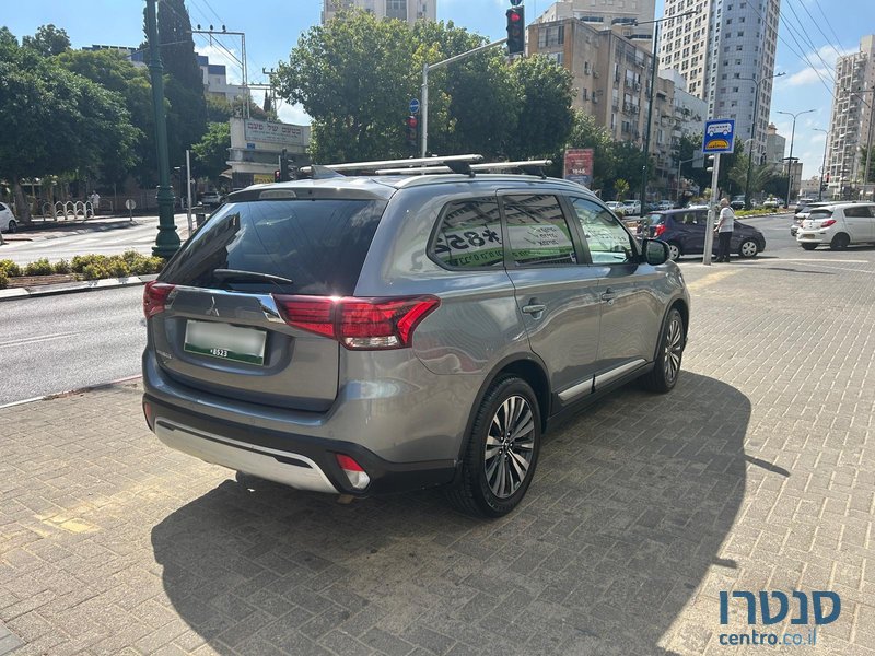 2021' Mitsubishi Outlander photo #6