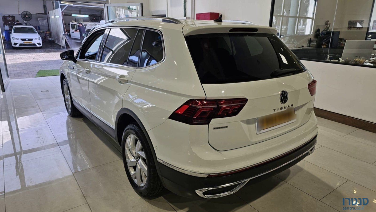 2022' Volkswagen Tiguan photo #3