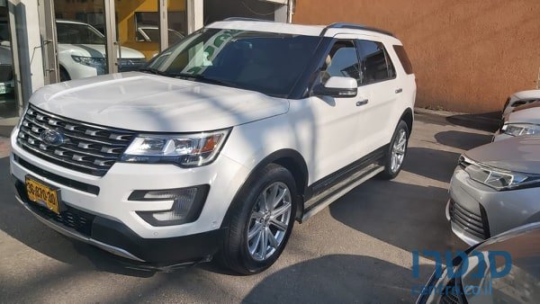 2017' Ford Explorer photo #2